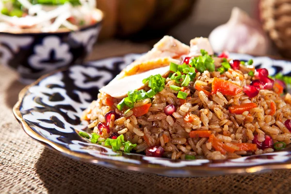 Pilaf Gericht mit Salat — Stockfoto