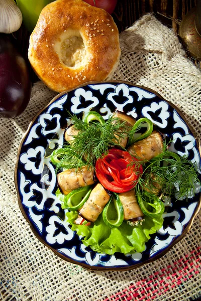 Aubergine rolletjes met tomaten — Stockfoto