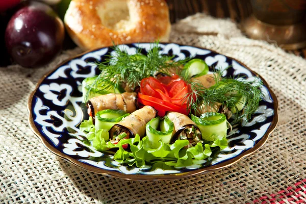 Aubergine rolletjes met tomaten — Stockfoto