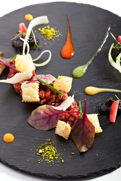 Tartar de atún con salsa variada —  Fotos de Stock