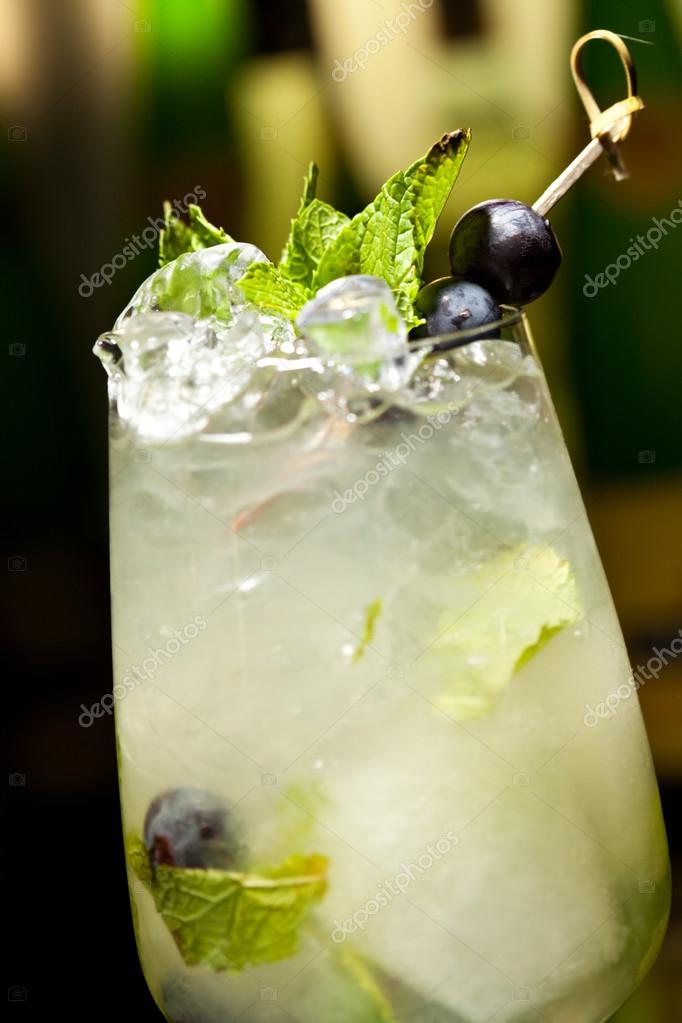 Cocktail met witte wijn — Stockfoto © ryzhkov86 95484574