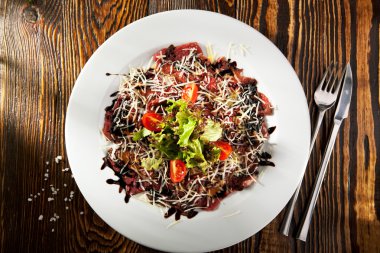 Parmesanlı biftek carpaccio.