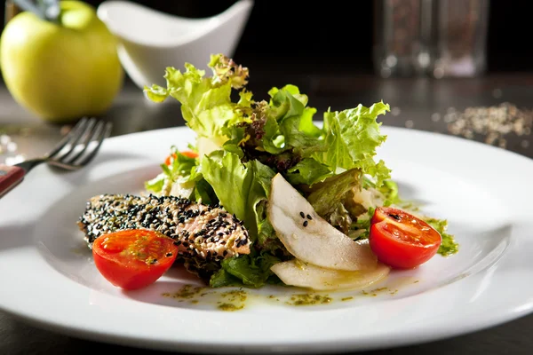 Salada de salmão grelhado de gergelim — Fotografia de Stock