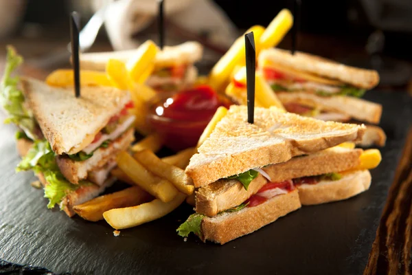 Sándwich de club con papas fritas — Foto de Stock