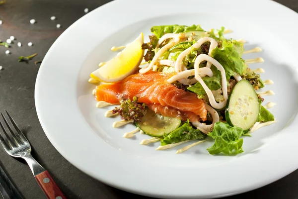 Insalata di salmone fresco — Foto Stock