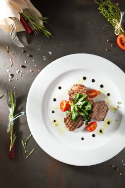 Dana eti ile Olivier salatası