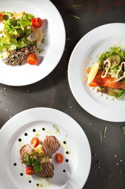 Siyah taş zemin üzerine çeşitli salata