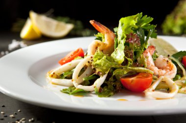 Karides ve kalamar salatası