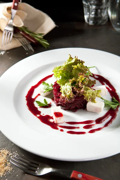 Keçi peyniri ile pancar salatası — Stok fotoğraf