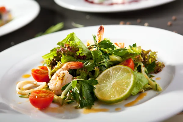 Garnelen und Tintenfischsalat — Stockfoto