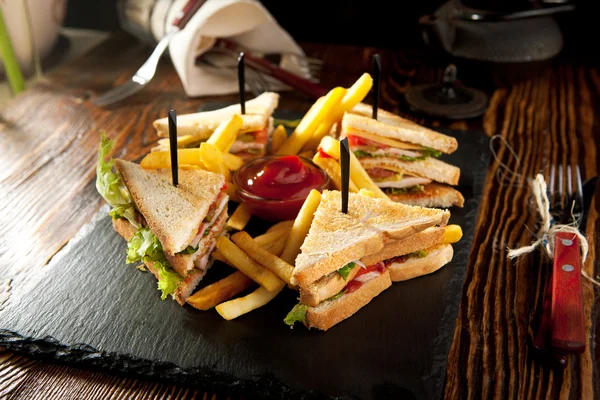 Sándwich de club con papas fritas — Foto de Stock