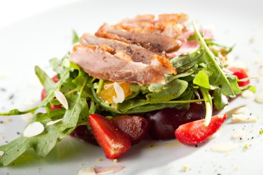 Meyve salatası ördek