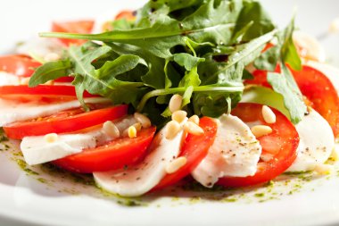 Caprese roket salata ile