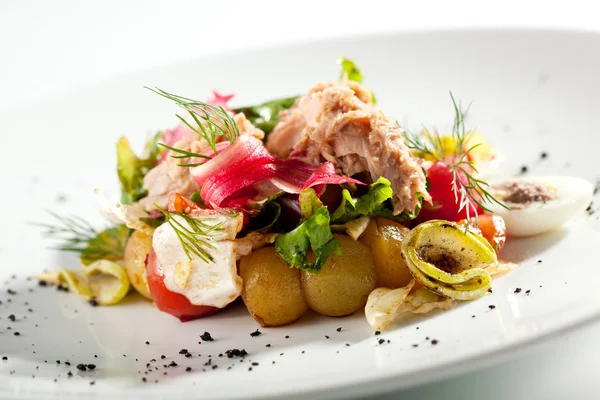Salat mit gebratenem Thunfisch — Stockfoto