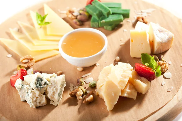 Delicioso prato de queijo — Fotografia de Stock