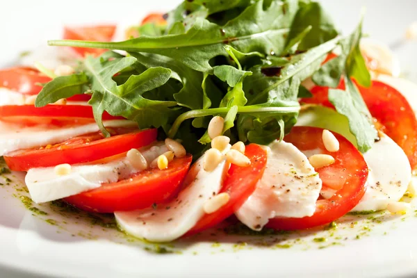 Caprese com salada de foguete — Fotografia de Stock