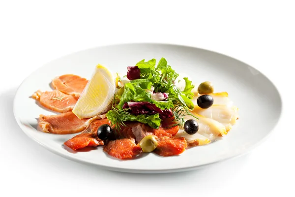 Fisk tallrik sallad löv — Stockfoto