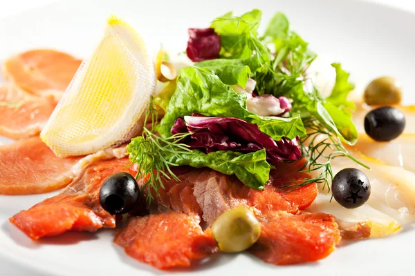 Prato de peixe com folha de salada — Fotografia de Stock