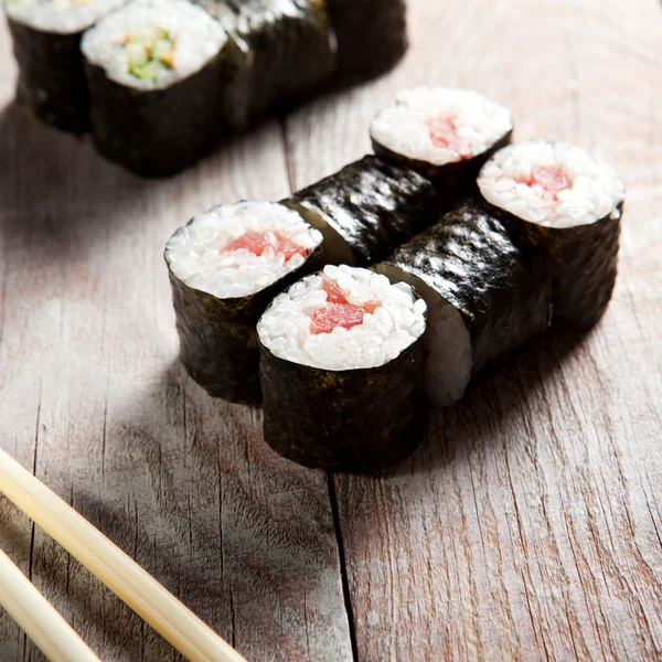 Ensemble de sushis Maki avec sauce soja — Photo