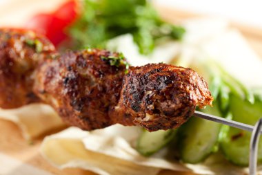 Baharatlı tavuk kebabı