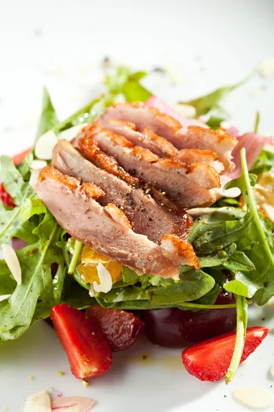 Salade de canard aux fruits — Photo