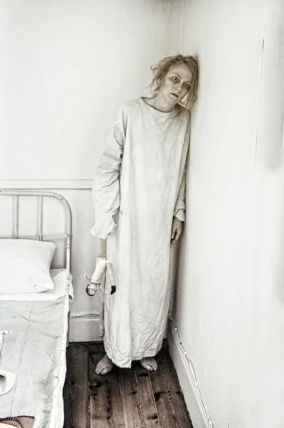 Femme léthargique avec poupée . — Photo