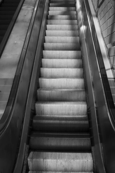 Städtischen Rolltreppe Monochrom — Stockfoto