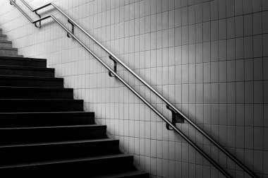 Metro giriş siyah beyaz