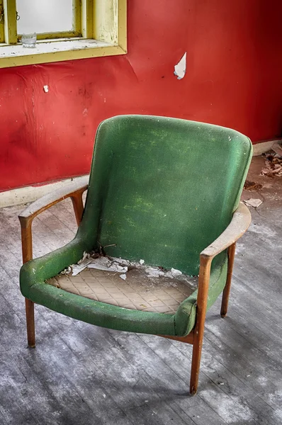 Cadeira verde abandonada — Fotografia de Stock