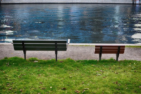 Bänkar som grupp i park — Stockfoto