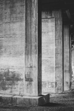 Altından somut segmental köprü görünüyor.