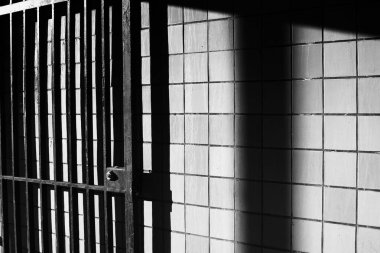 Metronun eski demir kapısı. Fayans duvarında siyah beyaz gölgeler var.