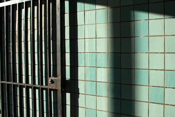 Altes Eisentor Bahn Station Mit Schatten Auf Grüner Fliesenwand — Stockfoto