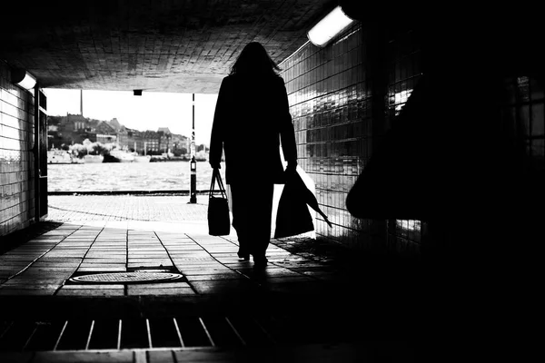 地下鉄を出て行く認識できないビジネス女性のシルエット — ストック写真