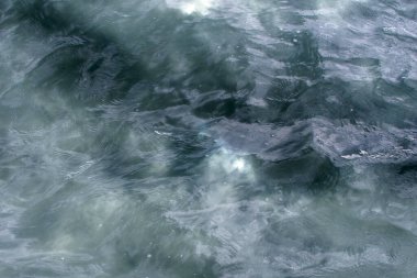 Fırtınalı suya yakın gökyüzünün yansımasıyla