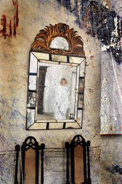 Лицо в зеркале — стоковое фото