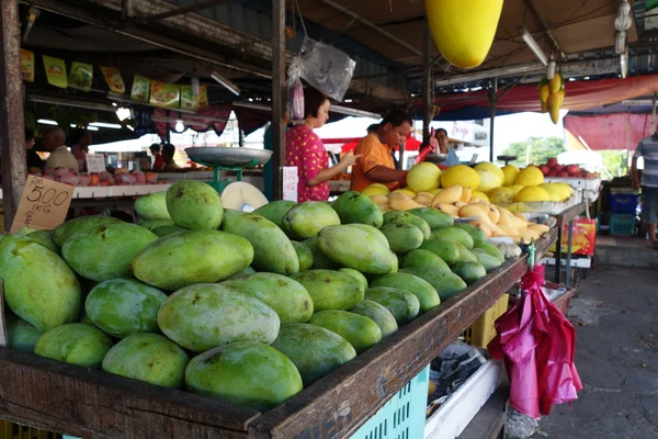 Azonosítatlan nő eladni trópusi gyümölcs, a gyümölcs piac — Stock Fotó