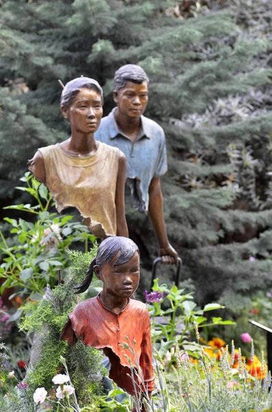 Skulptur inne blomma kupolen i trädgården vid viken, Singapor — Stockfoto