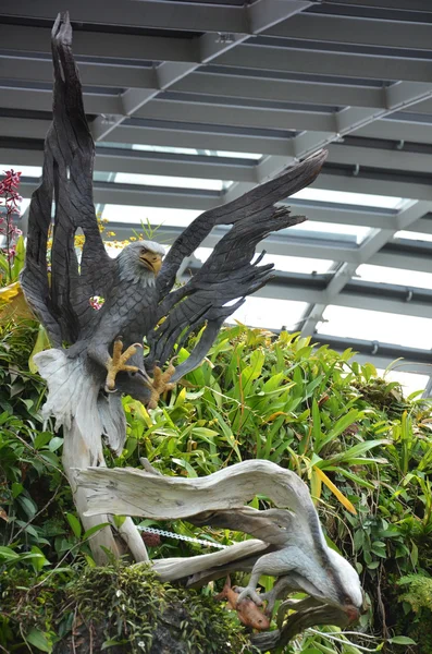 Sculpture inside the Cloud Forest in  Garden by the Bay, Singapo — Stock Photo, Image