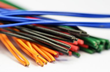 renkli elektrik kabloları ve telleri