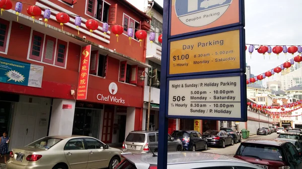 Bil parkering skylt i Chinatown, Singapore — Stockfoto