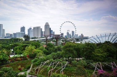 Singapur manzarası görünümünden tropik bahçelerle Bay Park'ta 