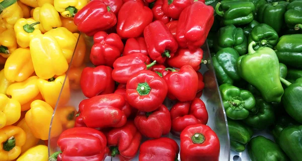 Coloridos pimientos dulces en el mercado — Foto de Stock