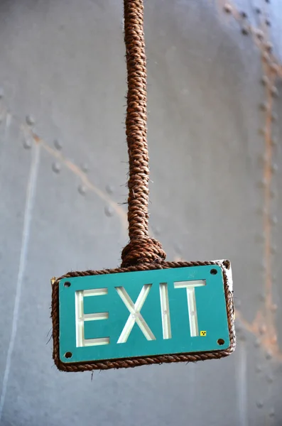 Exit sign wijst de weg wijzen — Stockfoto