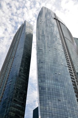 Marina Bay Sands önünde karayoluyla araba sürücü