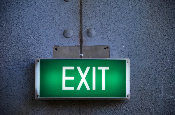 Exit sign wijst de weg wijzen — Stockfoto