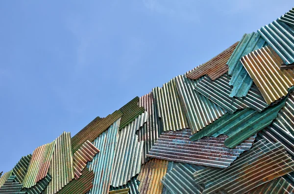 Цинковый забор на голубом фоне неба — стоковое фото
