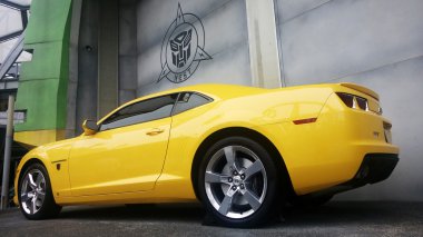 Gerçek boyut sarı Chevrolet Camaro araba 