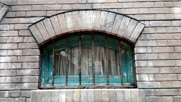 在混凝土墙上的老木窗口 — 图库照片