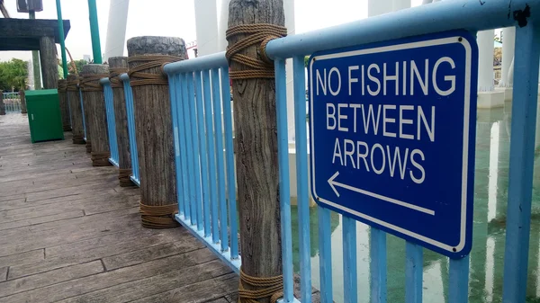 Aucun panneau de pêche au quai — Photo